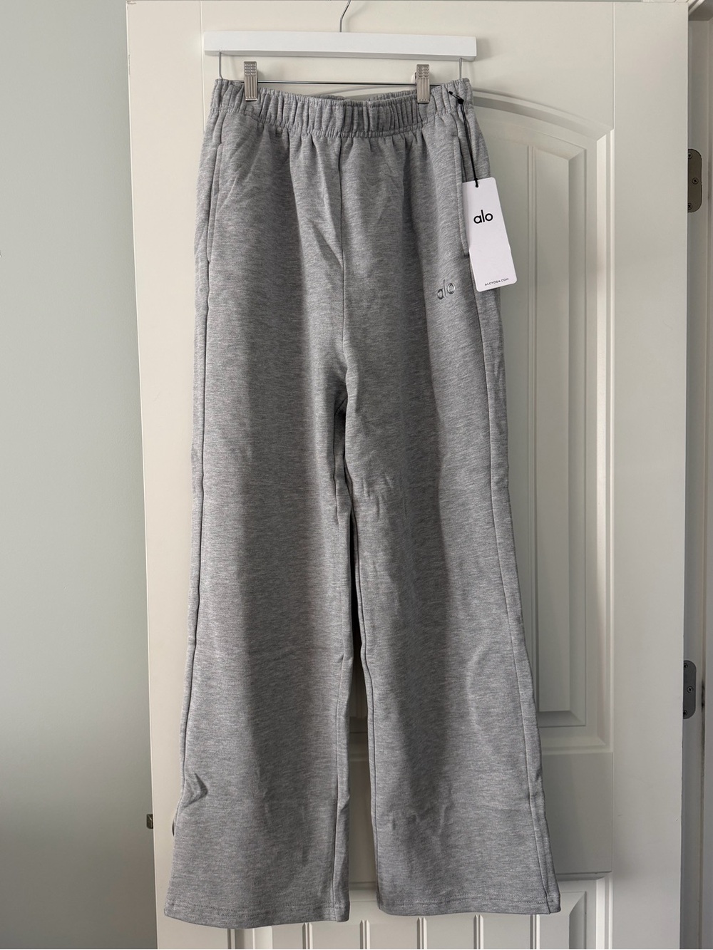 ALO Yoga Accolade Straight Leg Sweatpant in Athletic Heather Grey